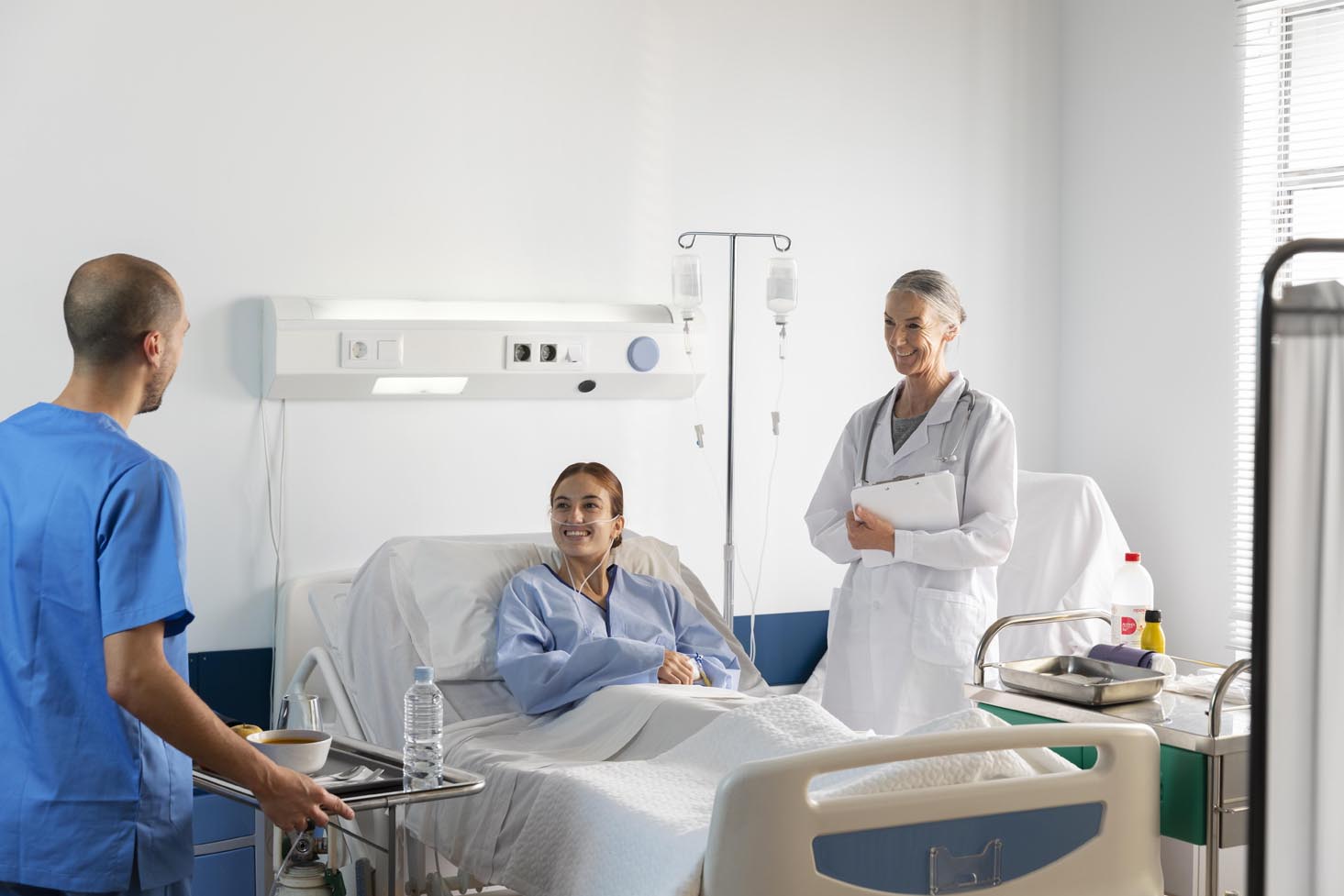 mittelschuss-arzt-und-krankenschwester-mit-patient